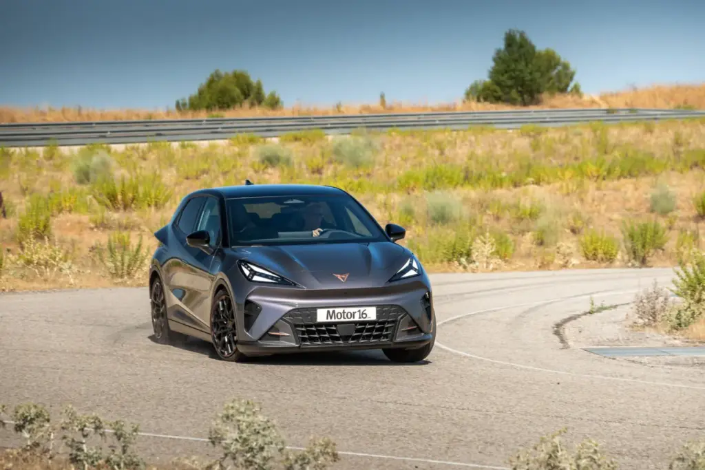 Prueba del CUPRA Raval VZ: El 'malote' del barrio 4 Motor16 2026 CUPRA Raval VZ. Prueba. Imagen curva.