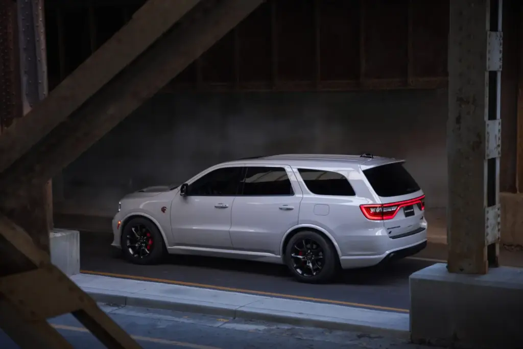 El Dodge Durango se viste de un color especial para superar la crisis de la mayoría de edad 2 Motor16 2026 Dodge Durango Smokescreen. Imagen lateral.