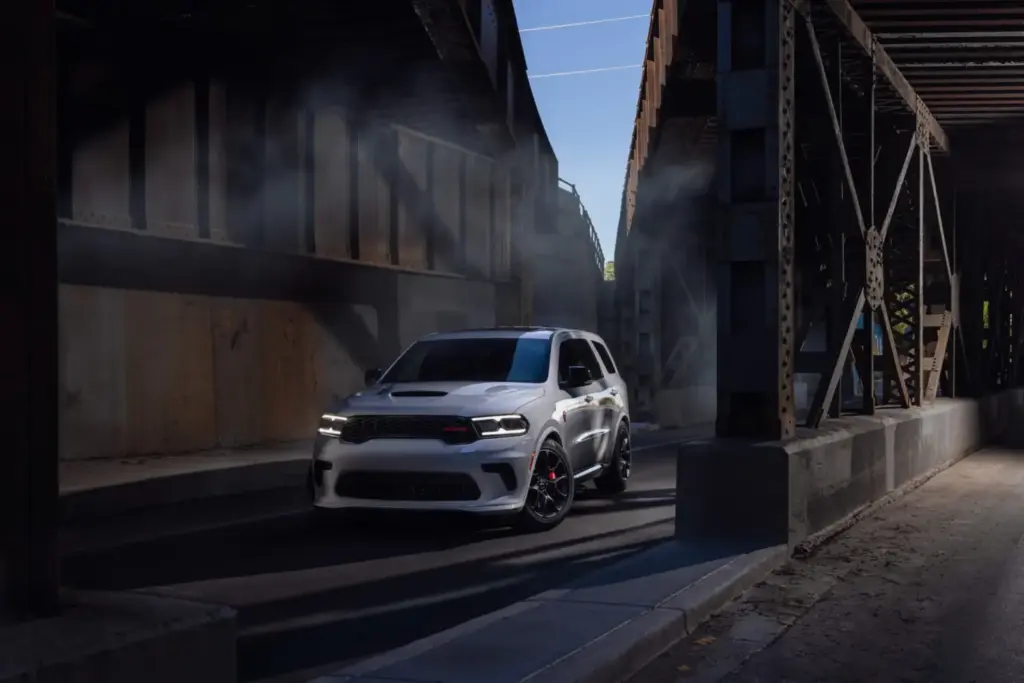 El Dodge Durango se viste de un color especial para superar la crisis de la mayoría de edad 1 Motor16 2026 Dodge Durango Smokescreen. Imagen delantera.