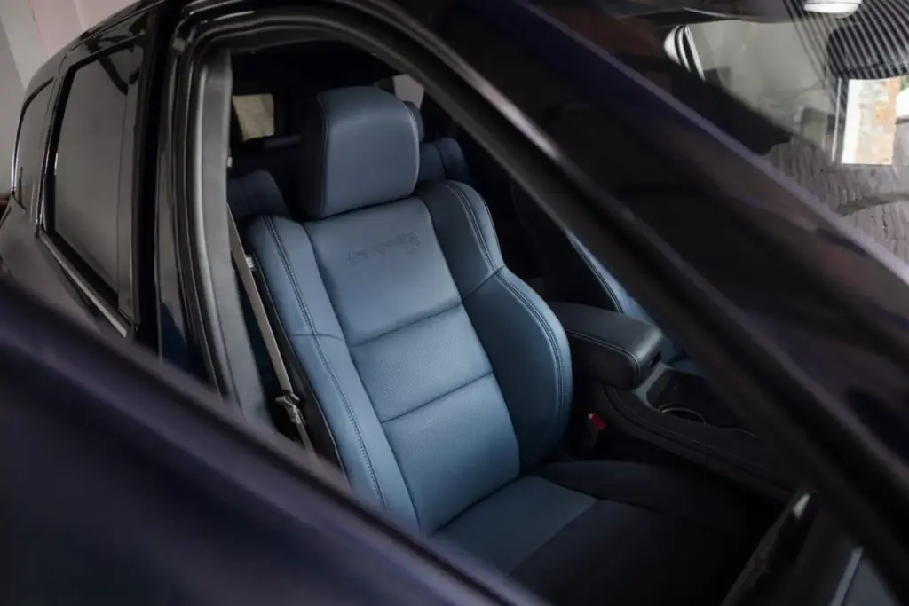 El Dodge Durango se viste de un color especial para superar la crisis de la mayoría de edad 3 Motor16 2026 Dodge Durango Smokescreen. Imagen interior.
