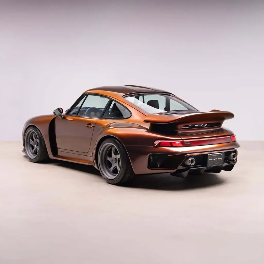 Gunther Werks lo borda con este restomod del Porsche 911 y cifras de superdeportivo moderno 1 Motor16 2026 Gunther Werks Turbo Orange. Imagen trasera.