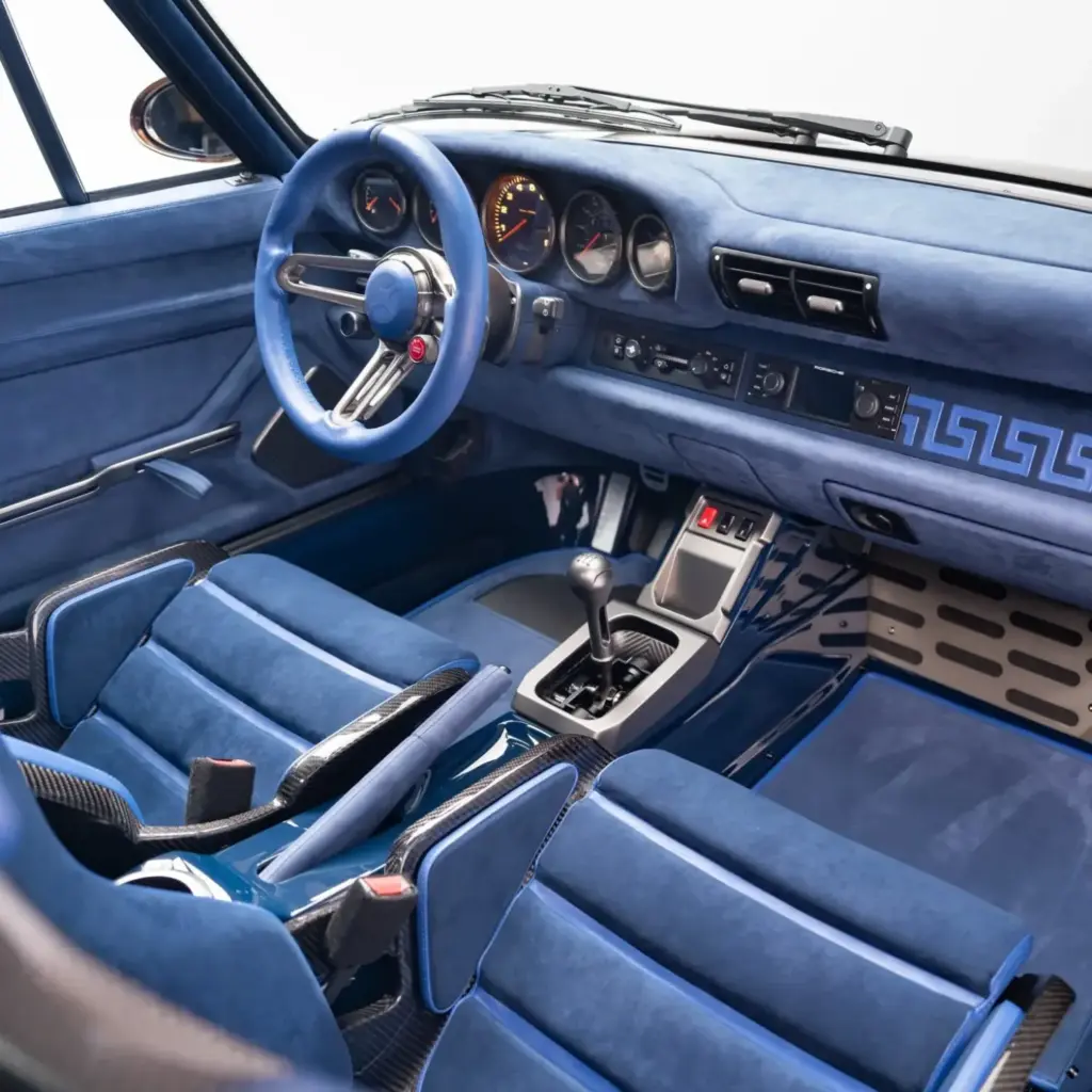 Gunther Werks lo borda con este restomod del Porsche 911 y cifras de superdeportivo moderno 4 Motor16 2026 Gunther Werks Turbo Orange. Imagen interior.