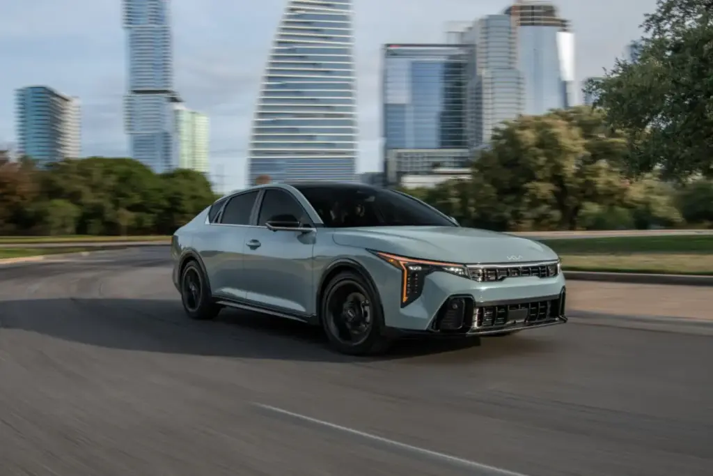 El Kia K4 sube de precio en EE.UU., pero sigue siendo mucho más barato que aquí 4 Motor16 2026 Kia K4 USA. Imagen movimiento.
