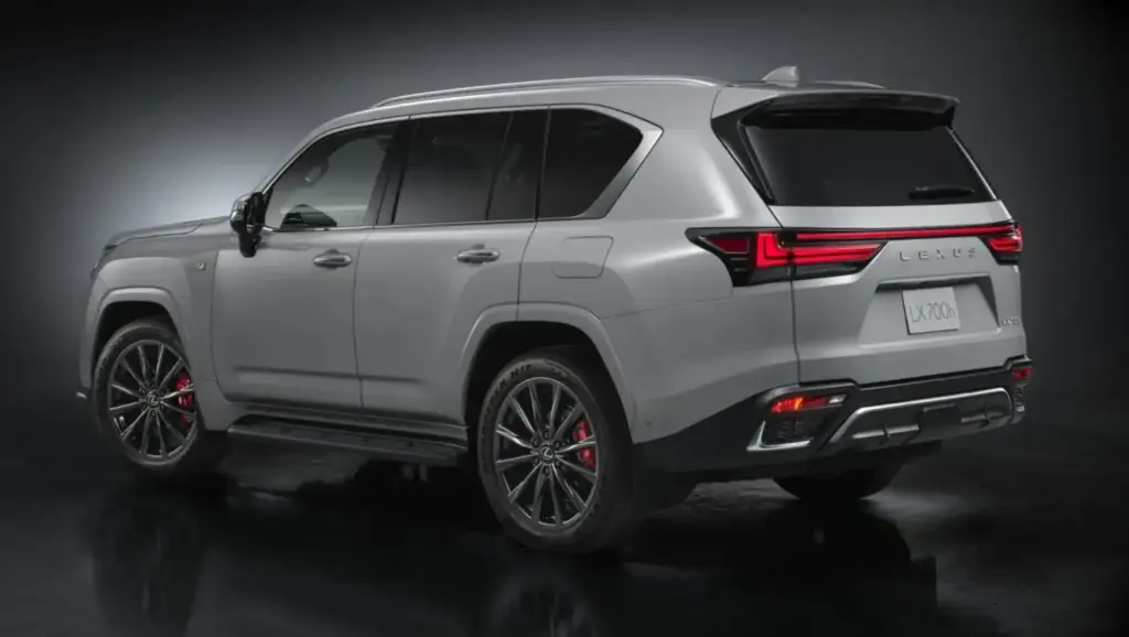 El impresionante Lexus LX estrena mejoras y también un acabado F Sport con tintes deportivos 1 Motor16 2026 Lexus LX Japón. Imagen trasera.