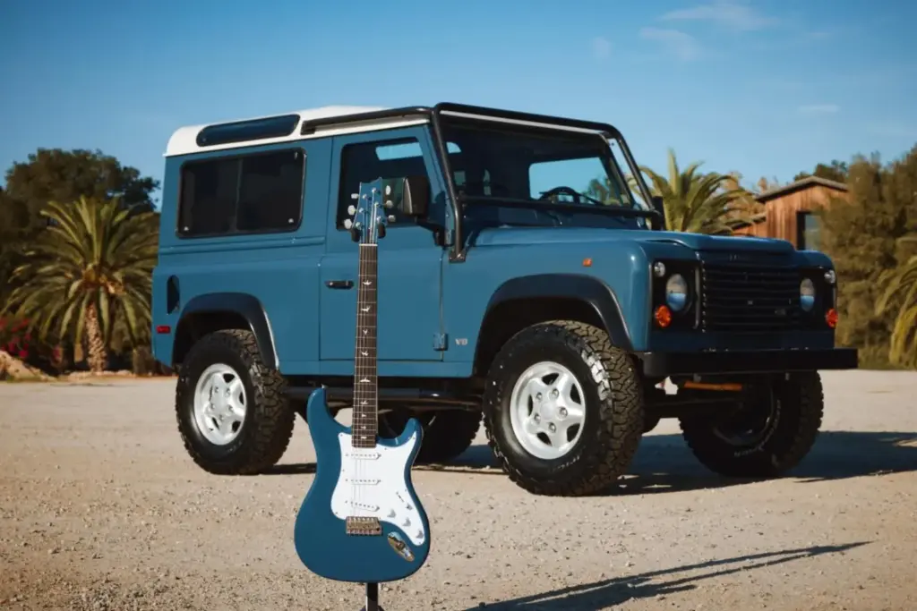 Land Rover y John Mayer tienen la guitarra perfecta para los propietarios de un Defender 1 Motor16 2026 PRS Guitars Land Rover Defender. Imagen azul.