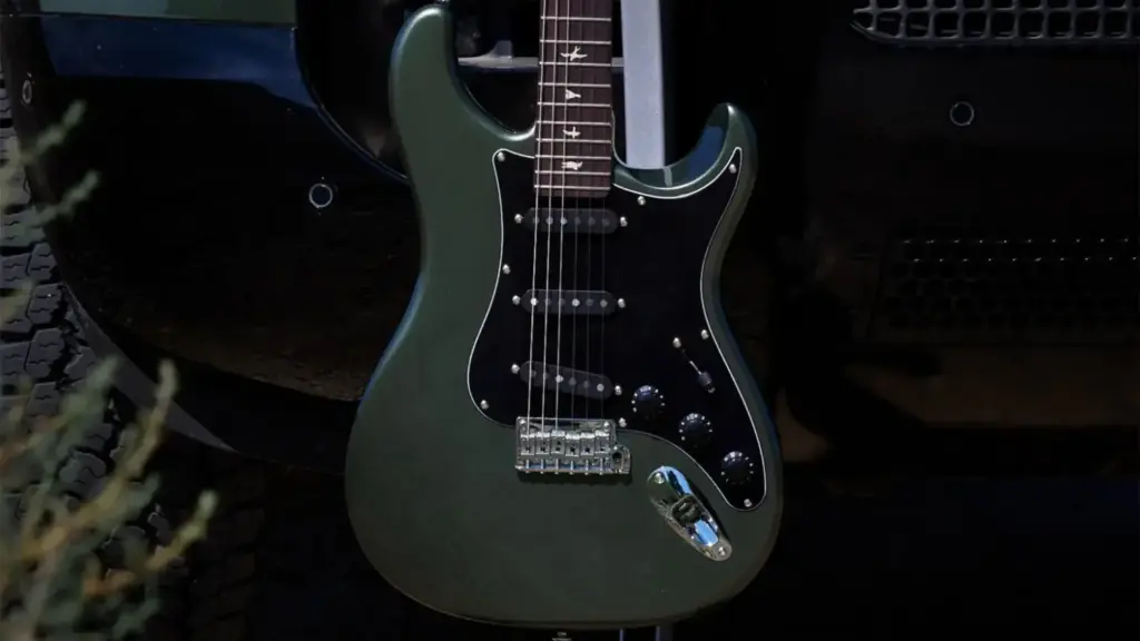 Land Rover y John Mayer tienen la guitarra perfecta para los propietarios de un Defender 2 Motor16 2026 PRS Guitars Land Rover Defender. Imagen granate.