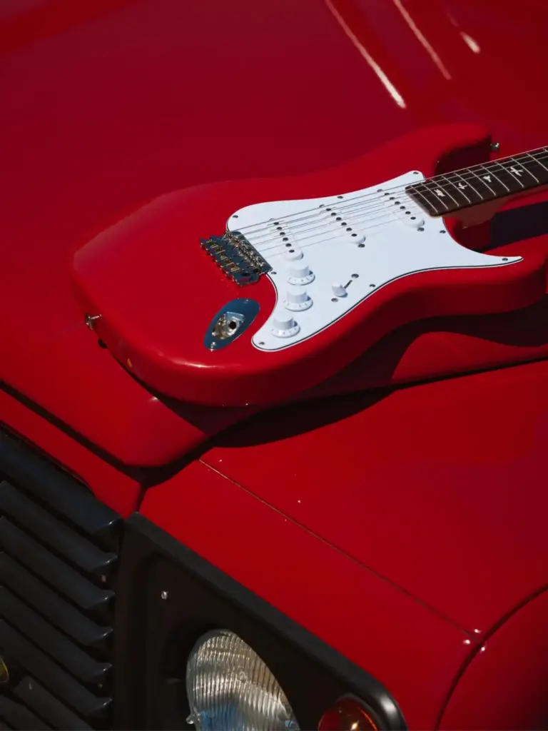 Land Rover y John Mayer tienen la guitarra perfecta para los propietarios de un Defender 11 Motor16 2026 PRS Guitars Land Rover Defender John Mayer 6 Motor16