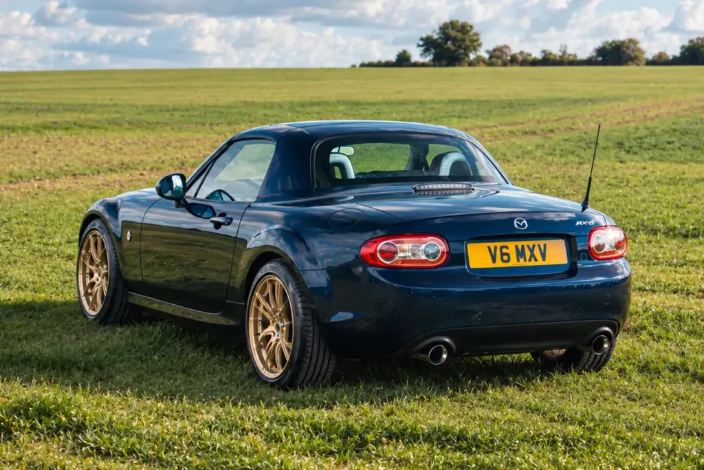 Rocketeer mete en este Mazda MX-5 un motor V6 con calzador para concebir el roadster definitivo 3 Motor16 2026 Rocketter Mazda MX-5 NC V6. Imagen trasera.