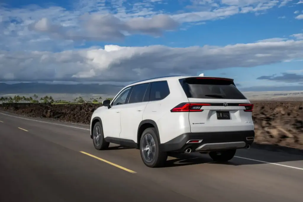 Toyota da un toque aventurero al Grand Highlander con la Woodland Edition y actualiza el resto 8 Motor16 2026 Toyota Grand Highlander 2 Motor16