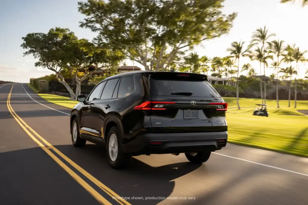 Toyota da un toque aventurero al Grand Highlander con la Woodland Edition y actualiza el resto 3 Motor16 2026 Toyota Grand Highlander. Imagen trasera.