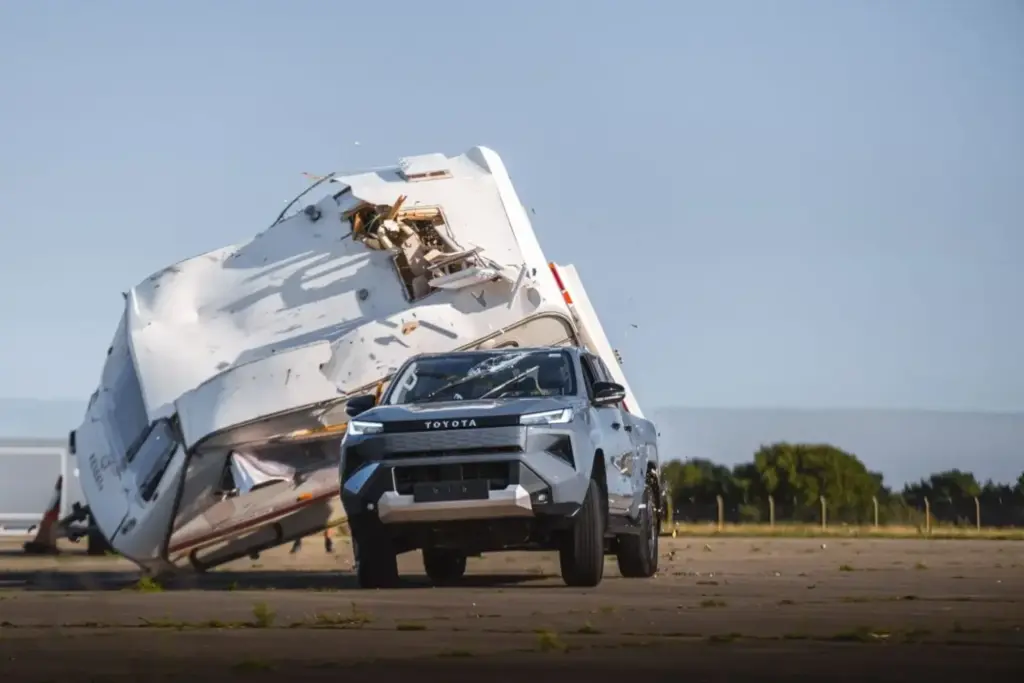 Toyota rememora el programa más memorable de Top Gear y vuelve a dejar caer una caravana sobre el nuevo Hilux eléctrico 14 Motor16 2026 Toyota Hilux Indestructible Caravana 10 Motor16