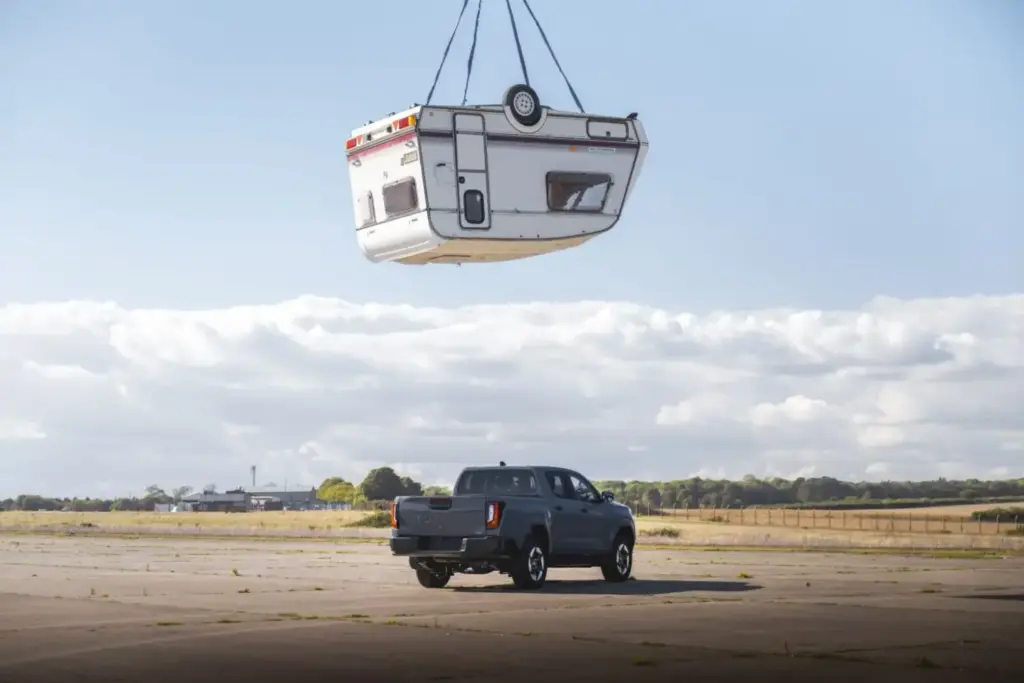 Toyota rememora el programa más memorable de Top Gear y vuelve a dejar caer una caravana sobre el nuevo Hilux eléctrico 1 Motor16 2026 Toyota Hilux BEV Caravana. Imagen trasera.