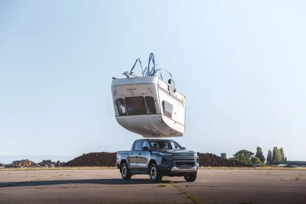 Toyota rememora el programa más memorable de Top Gear y vuelve a dejar caer una caravana sobre el nuevo Hilux eléctrico 2 Motor16 2026 Toyota Hilux BEV Caravana. Imagen delantera.