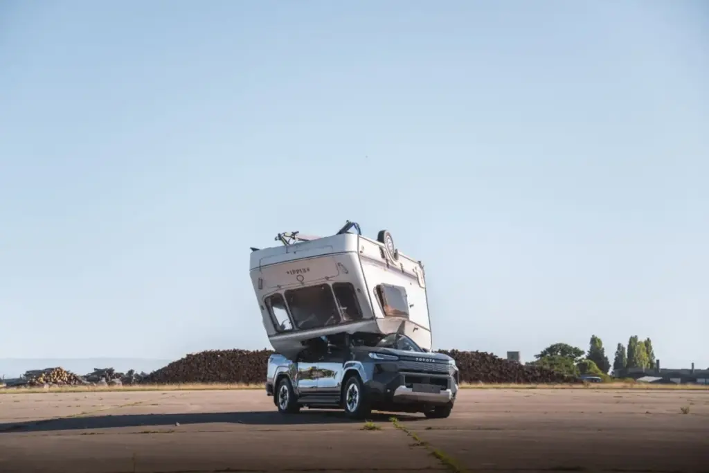 Toyota rememora el programa más memorable de Top Gear y vuelve a dejar caer una caravana sobre el nuevo Hilux eléctrico 8 Motor16 2026 Toyota Hilux Indestructible Caravana 5 Motor16
