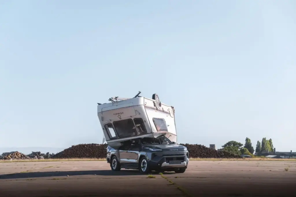 Toyota rememora el programa más memorable de Top Gear y vuelve a dejar caer una caravana sobre el nuevo Hilux eléctrico 9 Motor16 2026 Toyota Hilux Indestructible Caravana 6 Motor16