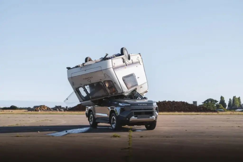 Toyota rememora el programa más memorable de Top Gear y vuelve a dejar caer una caravana sobre el nuevo Hilux eléctrico 10 Motor16 2026 Toyota Hilux Indestructible Caravana 7 Motor16
