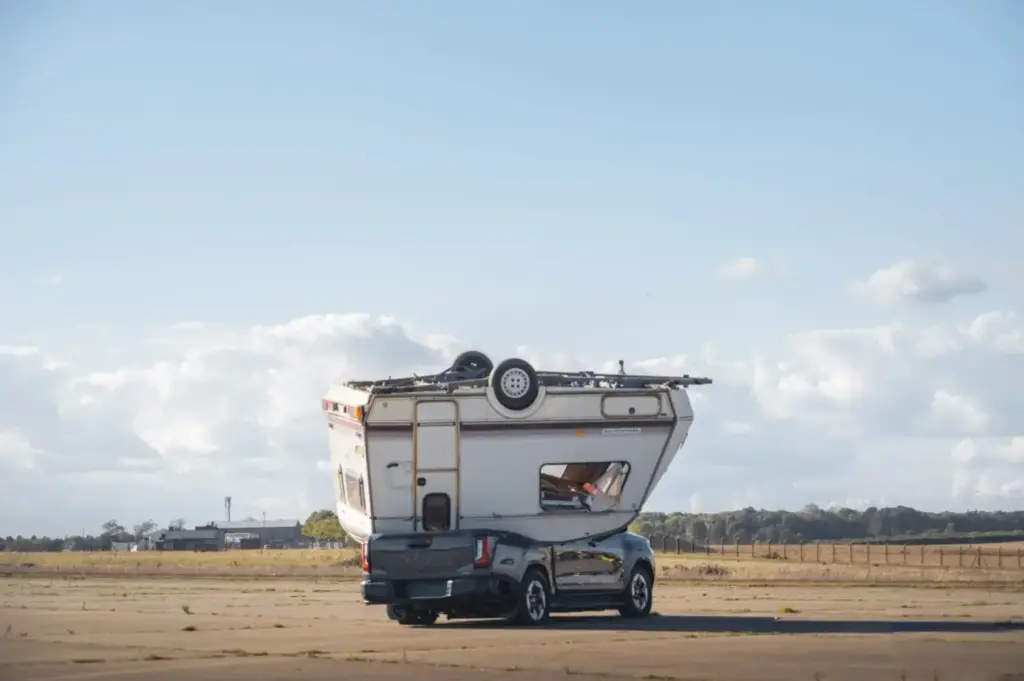 Toyota rememora el programa más memorable de Top Gear y vuelve a dejar caer una caravana sobre el nuevo Hilux eléctrico 12 Motor16 2026 Toyota Hilux Indestructible Caravana 8 Motor16