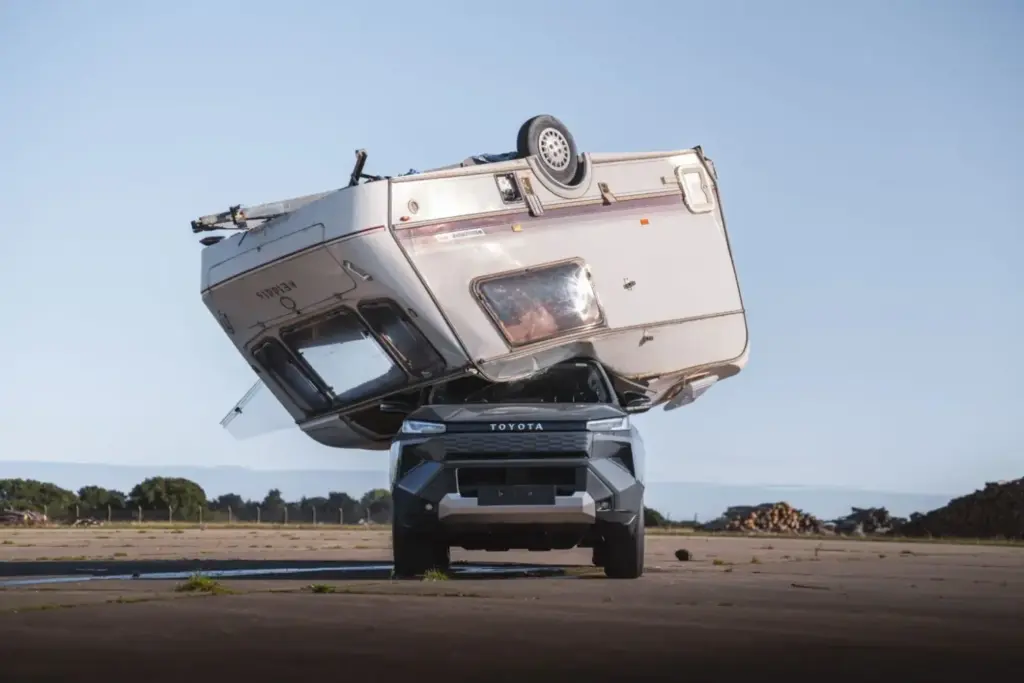 Toyota rememora el programa más memorable de Top Gear y vuelve a dejar caer una caravana sobre el nuevo Hilux eléctrico 13 Motor16 2026 Toyota Hilux Indestructible Caravana 9 Motor16