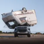 Toyota rememora el programa más memorable de Top Gear y vuelve a dejar caer una caravana sobre el nuevo Hilux eléctrico