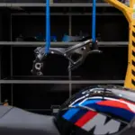 Así ahorran 1,3 kilos en el chasis de la BMW M 1000 RR para llevar la precisión al límite