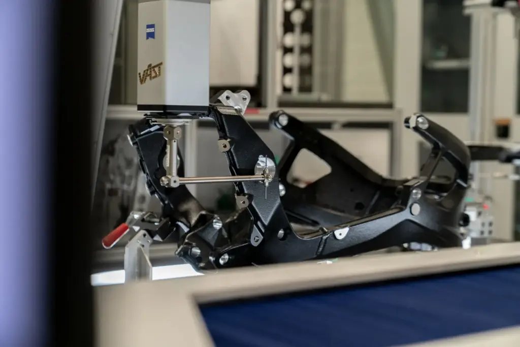 Así ahorran 1,3 kilos en el chasis de la BMW M 1000 RR para llevar la precisión al límite 27 Motor16 2026 bmw motorrad m chasis 21 Motor16