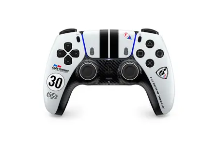 Gran Turismo 7 celebra sus 30 años de historia con algo más que una completa actualización 2 Motor16 2026 Gran Turismo 7. Mando Sony. Imagen.