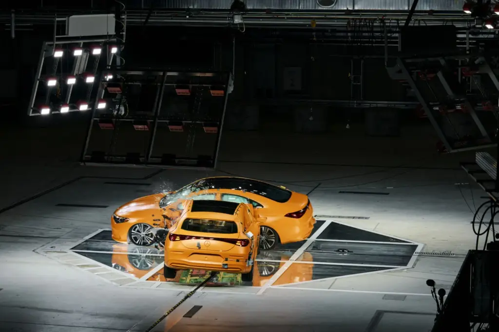 Crash test de un coche eléctrico: Mercedes estrella un CLA híbrido contra un CLA eléctrico a 56 km/h 1 Motor16 2026 mercedes cla crash test 1 Motor16