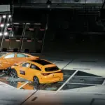 Crash test de un coche eléctrico: Mercedes estrella un CLA híbrido contra un CLA eléctrico a 56 km/h