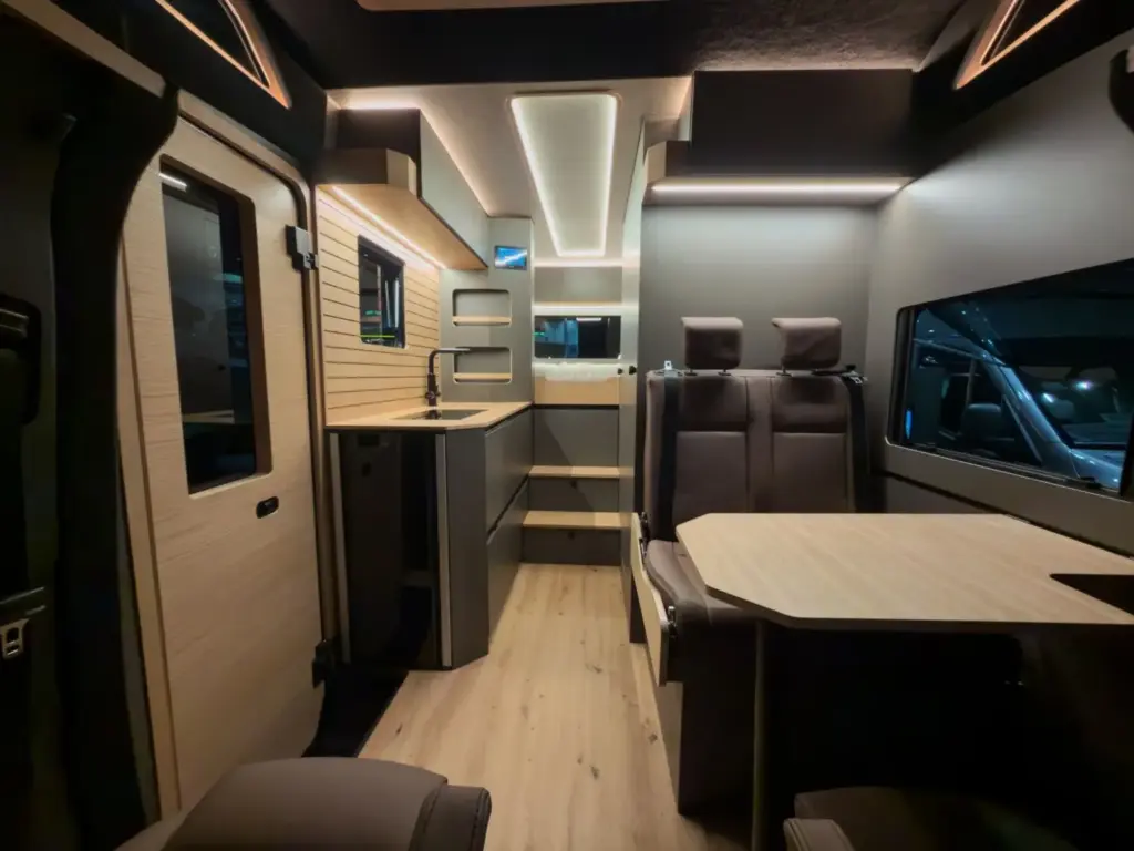 La Mercedes Sprinter transformada añade carrocería sándwich aislada a -20 °C y 3.550 litros útiles 1 Motor16 2026 mercedes sprinter offtrack verge interior Motor16