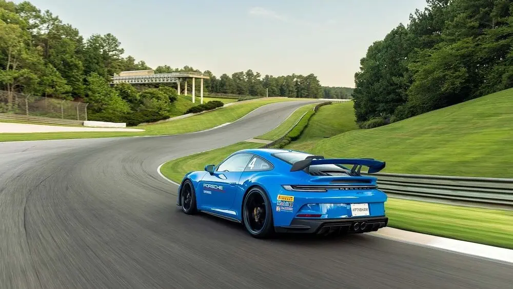 Porsche te enseña a derrapar con un 911 GT3 sin que tengas que arriesgar tu ‘nueveonce’ y por menos de lo que cuestan sus ruedas 1 Motor16 2026 Porsche GT Drift. Imagen trasera.