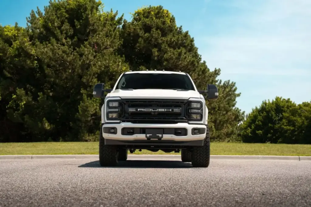 Roush transforma el todopoderoso Ford Super Duty para que sea imposible que pase desapercibido 1 Motor16 2026 Ford Super Duty Roush Performance. Imagen frontal.