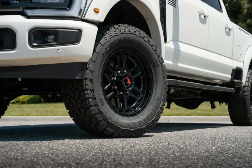 Roush transforma el todopoderoso Ford Super Duty para que sea imposible que pase desapercibido 2 Motor16 2026 Ford Super Duty Roush Performance. Imagen llanta.
