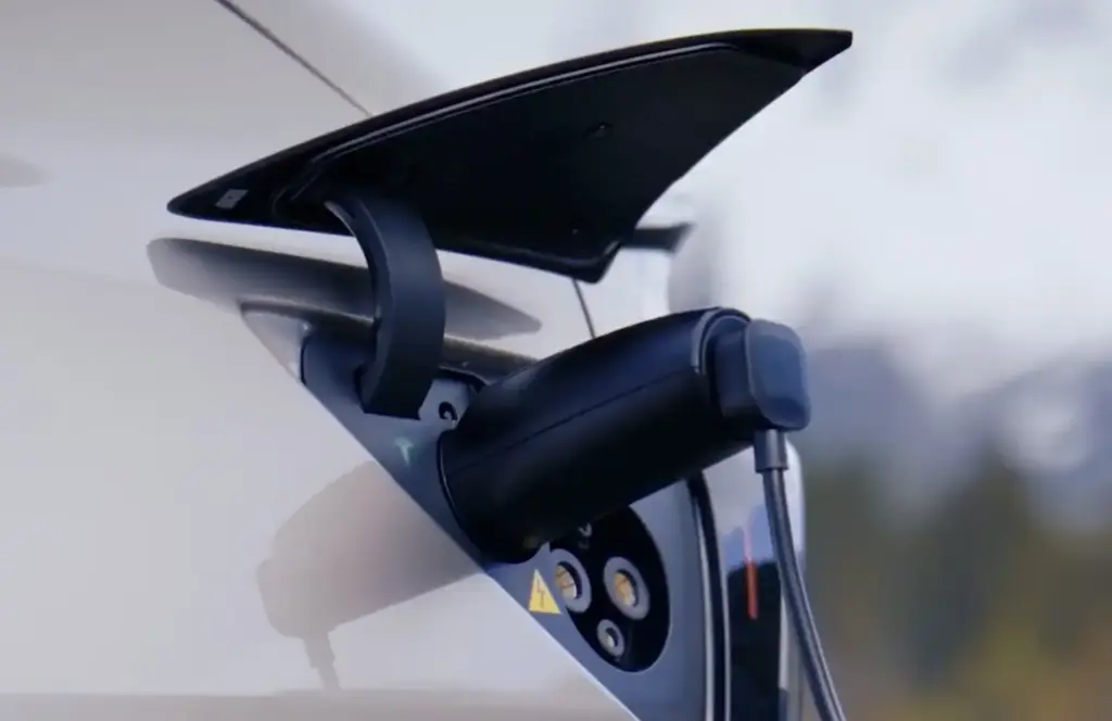 El Tesla con pantalla gigante y con tecnología V2L que esperabas y que no podrás comprar 3 Motor16 2026 Tesla Model 3. V2L. Imagen adaptador.