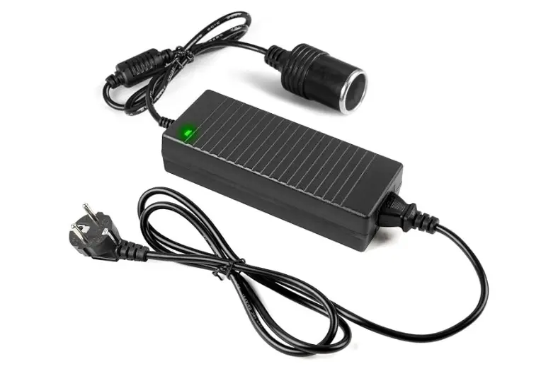 Los 8 mejores convertidores de corriente para camper: guía de compra 2026 7 Motor16 Adaptador de Corriente para Coche Motor16