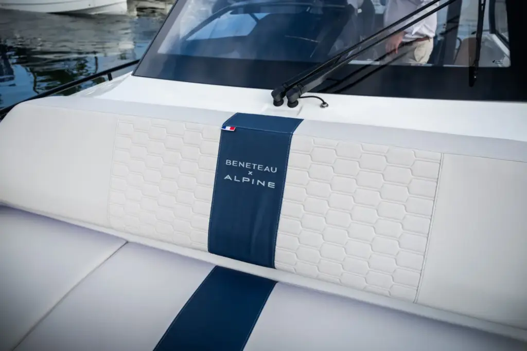 Alpine A390 y Beneteau 2 Motor16