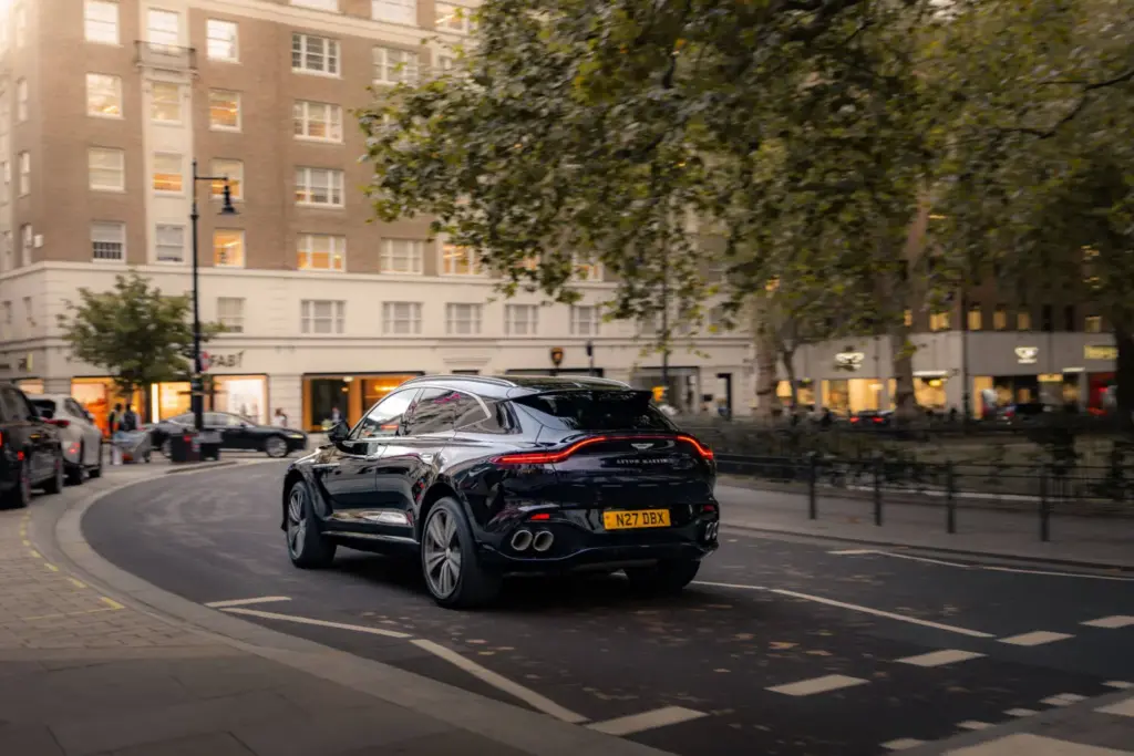 Aston Martin Q: El concesionario ha muerto. Bienvenidos al club privado 11 Motor16 Aston Martin Q concesionario londres 3 Motor16