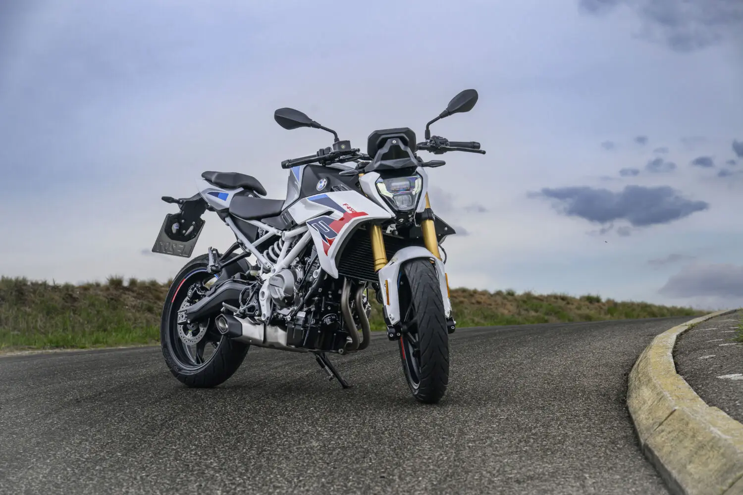 BMW F 450 R 2027: la sustituta de la G 310 R llega más rápida y lista para el A2