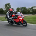 La BMW F 450 RR estrena 48 CV, alerones y embrague semiautomático para el carnet A2