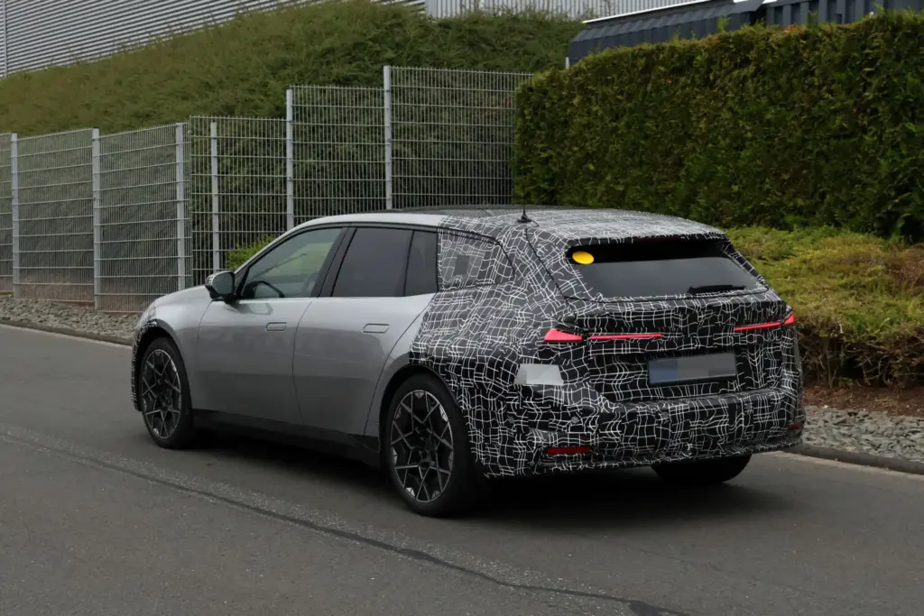 BMW i3 Touring 2027 espia 10 Motor16
