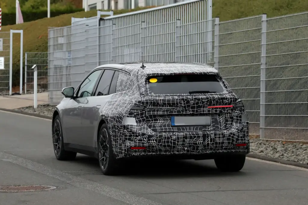 BMW i3 Touring 2027 espia 13 Motor16