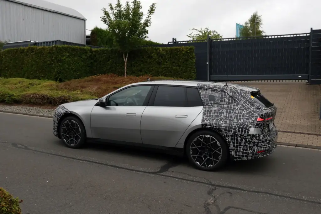 BMW i3 Touring 2027 espia 8 Motor16