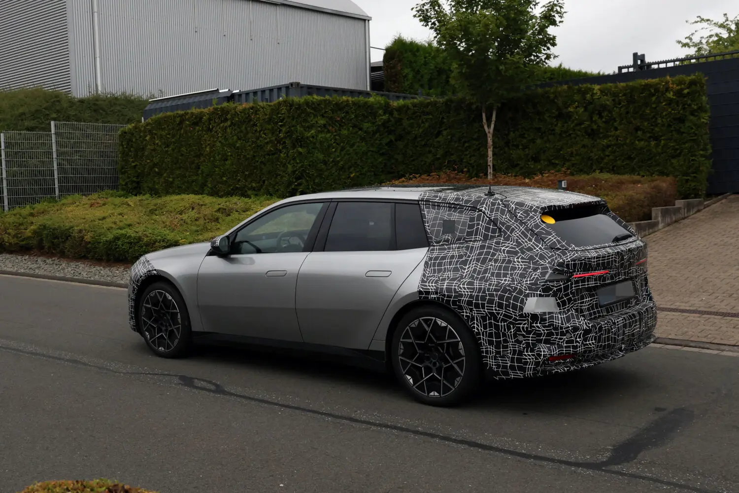 BMW i3 Touring: el primer Serie 3 eléctrico y familiar rueda casi sin camuflaje sobre la Neue Klasse