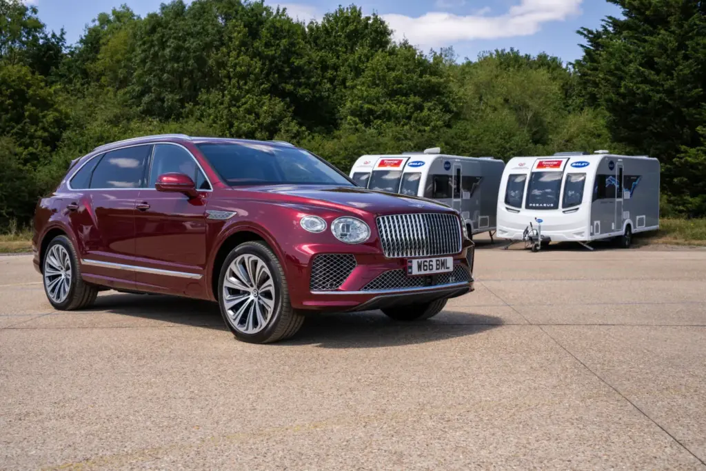 El Škoda Superb Combi se corona como el mejor coche para viajar con caravana en 2027 5 Motor16 Bentley Bentayga Motor16
