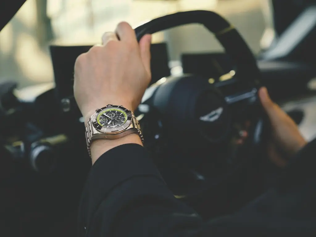 Solo si tienes un Aston Martin Valhalla podrás lucir en tu muñeca este exclusivo reloj de Breitling 4 Motor16 Breitling, Aston Martin Valhalla