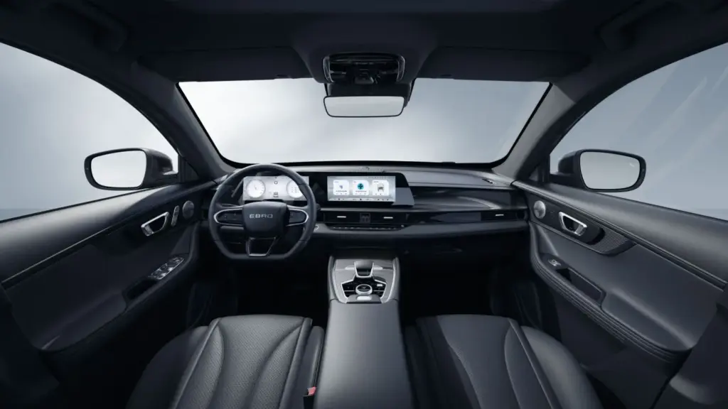 El EBRO s700 PHEV incorpora muchas pequeñas mejoras para facilitarte la vida 2 Motor16 EBRO s700 PHEV MY27 interior negro Motor16