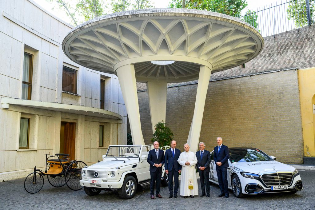 EXPO MERCEDES BENZ PAPAMOVIL VATICANO 1 Motor16