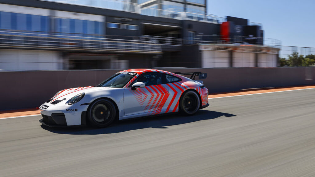 Gama Porsche 911 de competición: del circuito a la carretera como si nada 1 Motor16 911