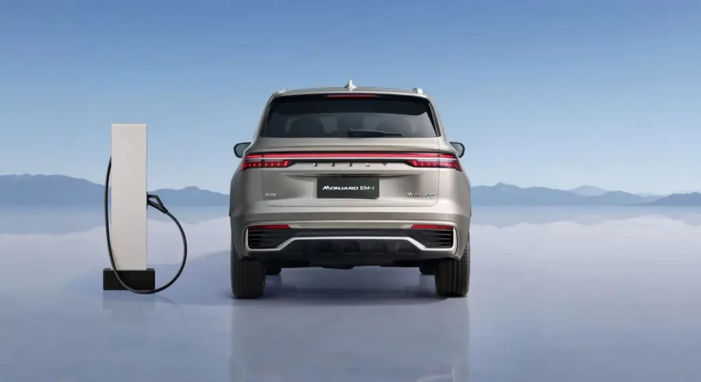 Geely Monjaro EM-i: el nuevo D-SUV con 334 CV y 116 kilómetros de autonomía eléctrica 26 Motor16 Geely Monjaro EM i 45 Motor16