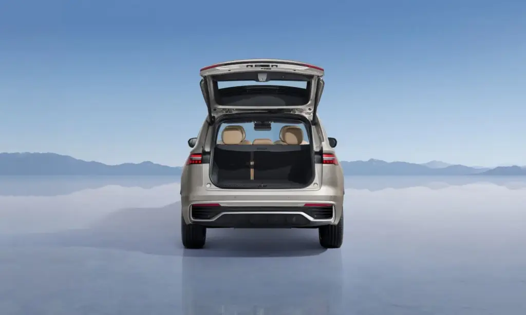 Geely Monjaro EM-i: el nuevo D-SUV con 334 CV y 116 kilómetros de autonomía eléctrica 27 Motor16 Geely Monjaro EM i 47 Motor16
