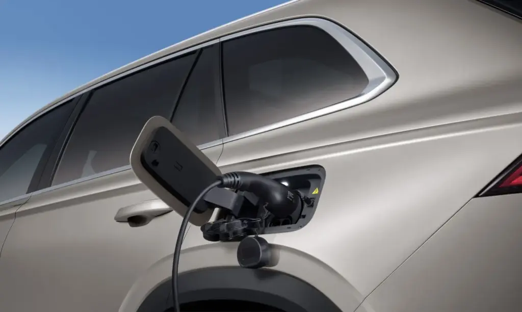 Geely Monjaro EM-i: el nuevo D-SUV con 334 CV y 116 kilómetros de autonomía eléctrica 35 Motor16 Geely Monjaro EM i 57 Motor16